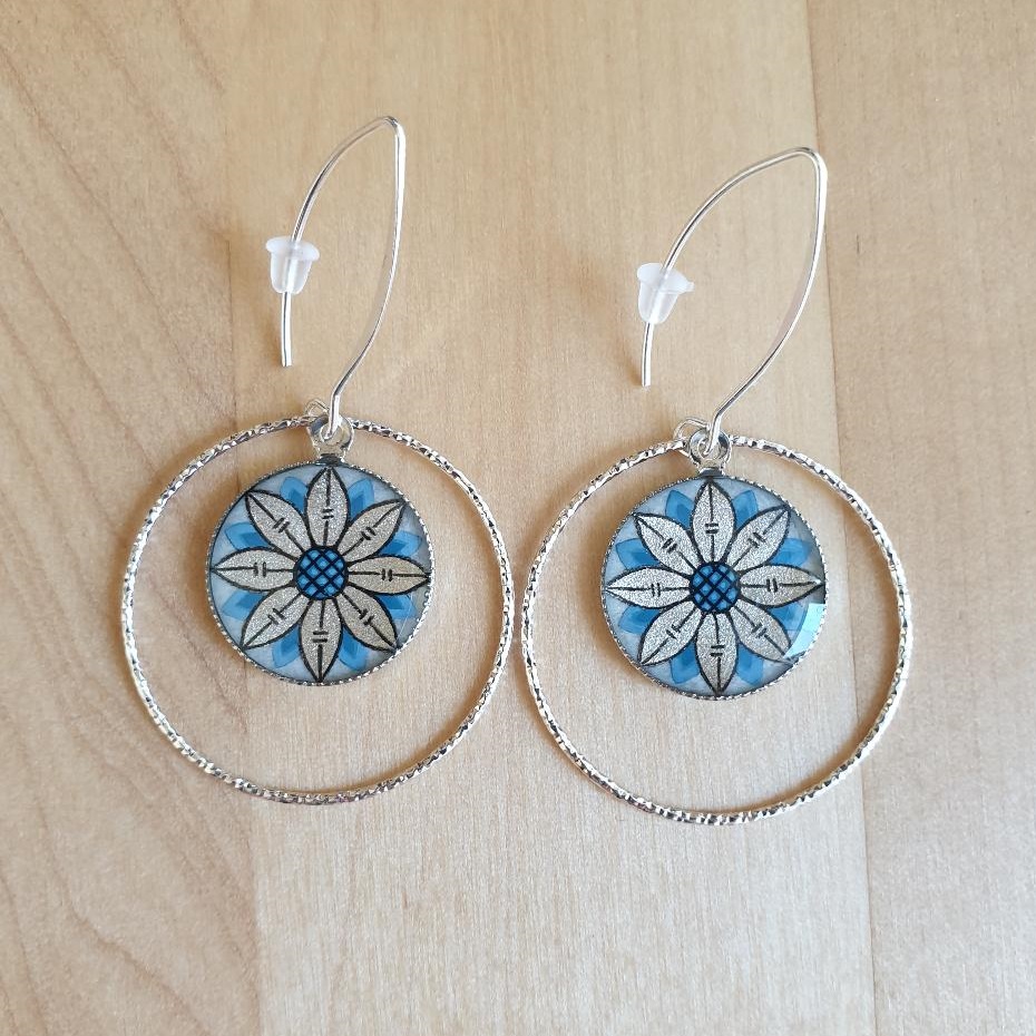 Boucles d'oreille pendantes enluminure fleur argentée bleu paon avec anneau diamanté