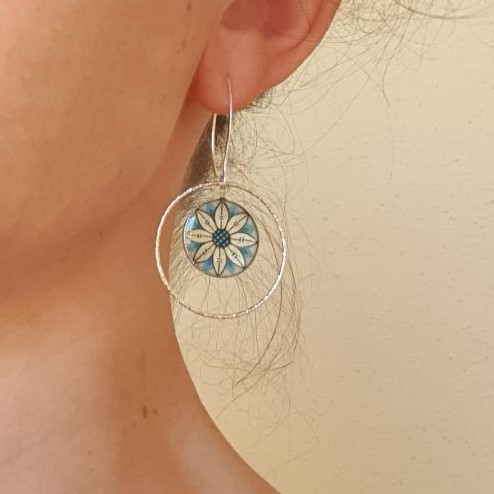 Boucles d'oreille pendantes enluminure fleur argentée bleu paon avec anneau diamanté