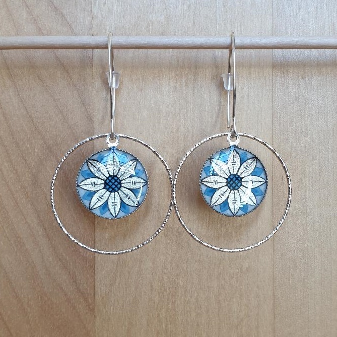 Boucles d'oreille pendantes enluminure fleur argentée bleu paon avec anneau diamanté