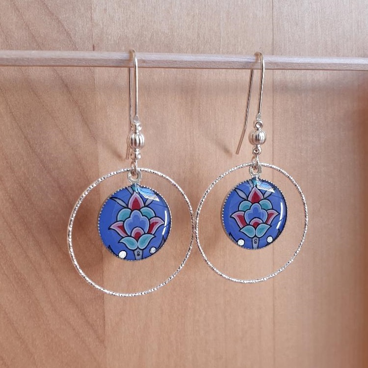 Boucles d'oreille pendantes enluminées fleur sur fond bleu