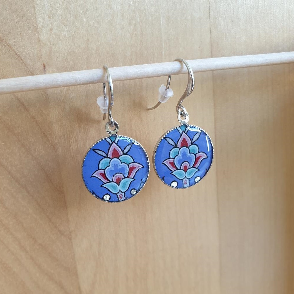 Boucles d'oreille pendantes enluminées fleur sur fond bleu