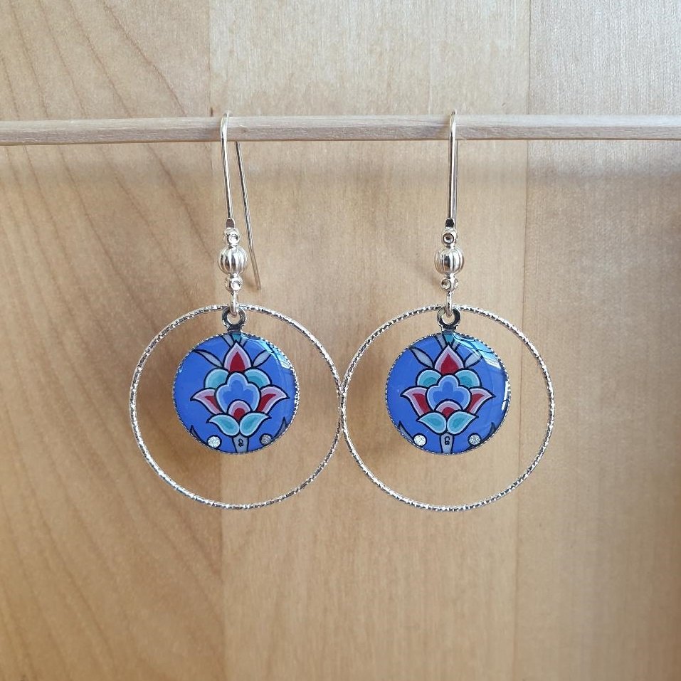 Boucles d'oreille pendantes enluminées fleur sur fond bleu