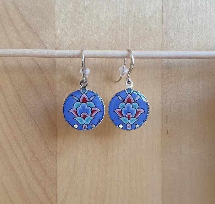 Boucles d'oreille pendantes enluminées fleur sur fond bleu