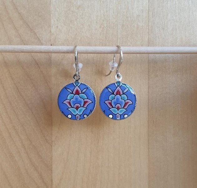 Boucles d'oreille pendantes enluminées fleur sur fond bleu