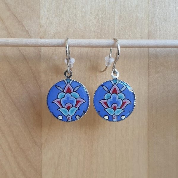 Boucles d'oreille pendantes enluminées fleur sur fond bleu