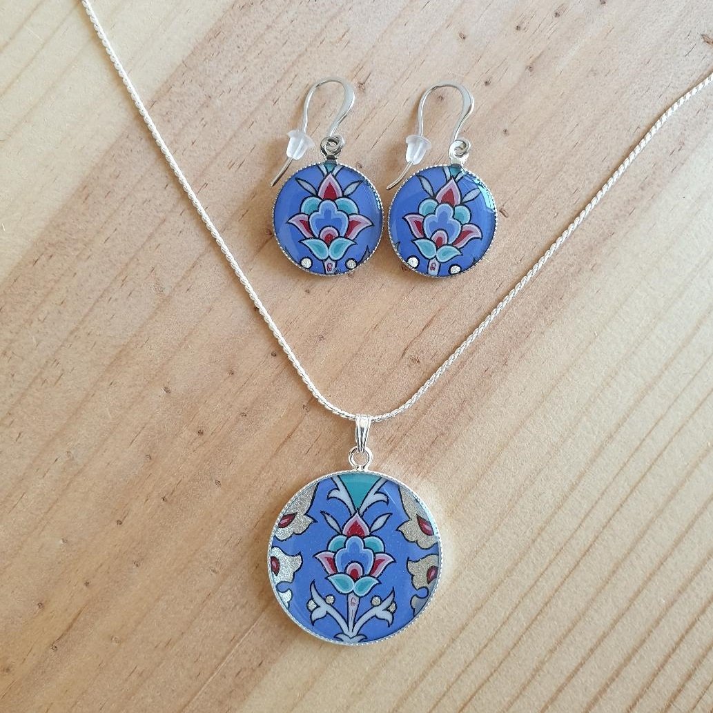 Boucles d'oreille pendantes enluminées fleur sur fond bleu