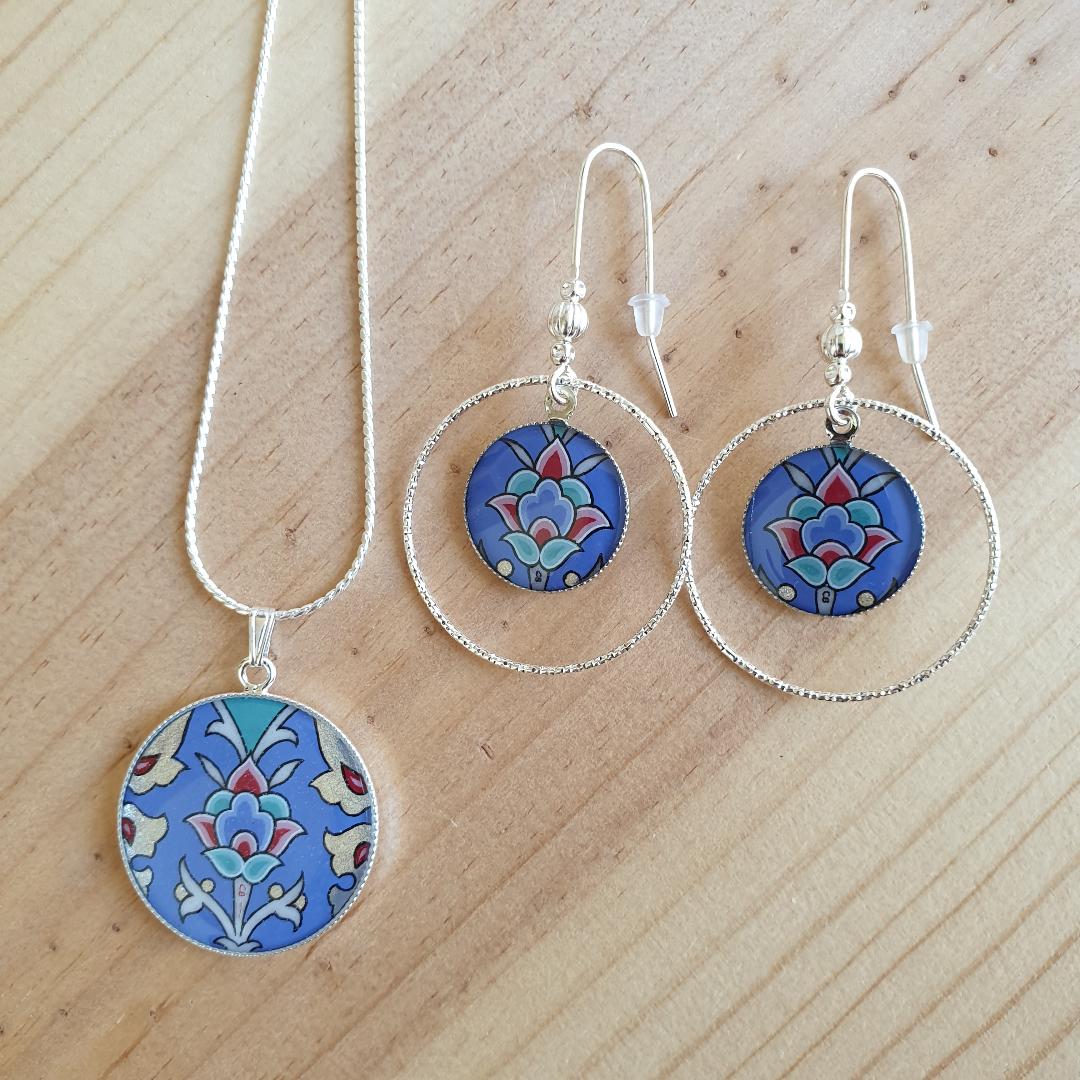 Boucles d'oreille pendantes enluminées fleur sur fond bleu