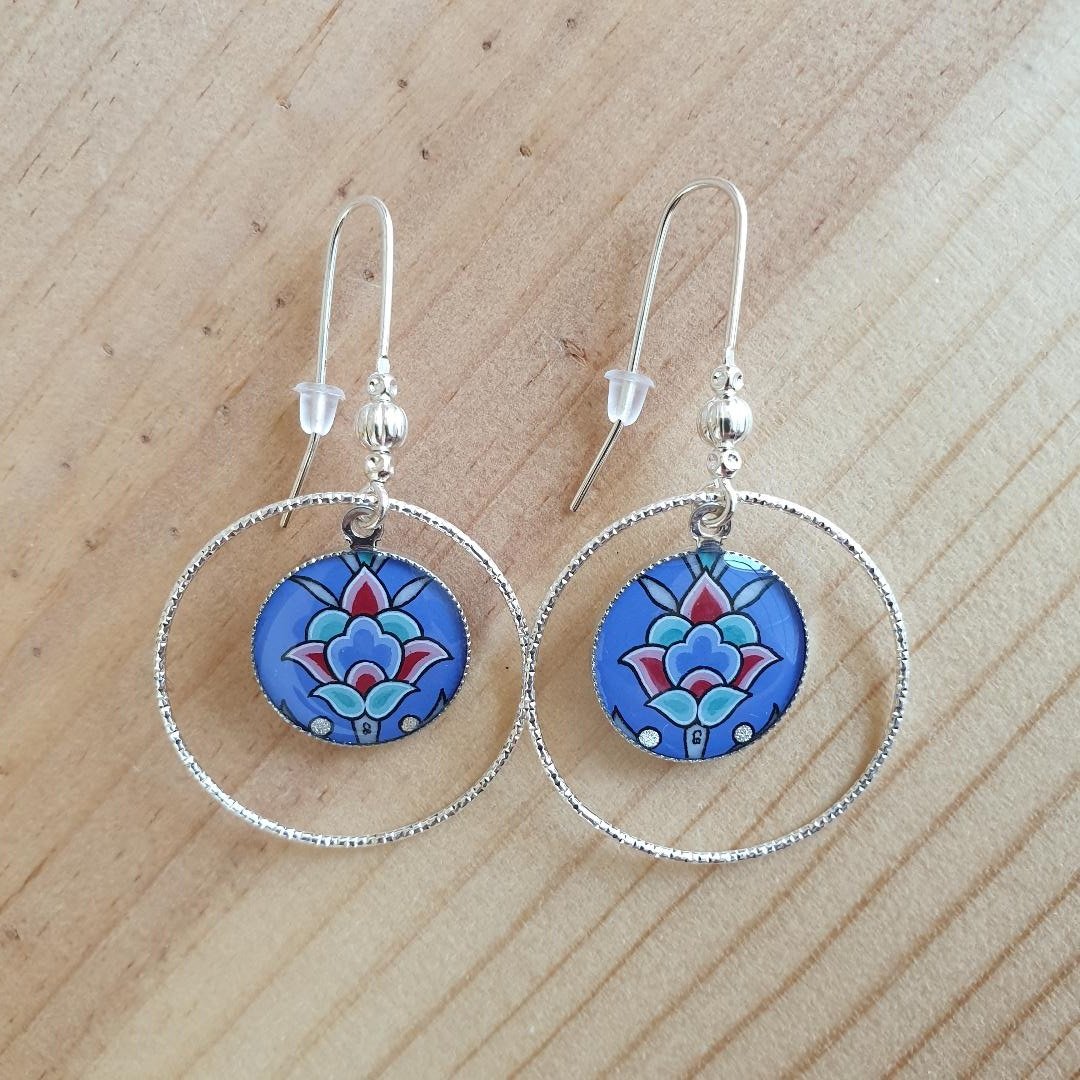 Boucles d'oreille pendantes enluminées fleur sur fond bleu