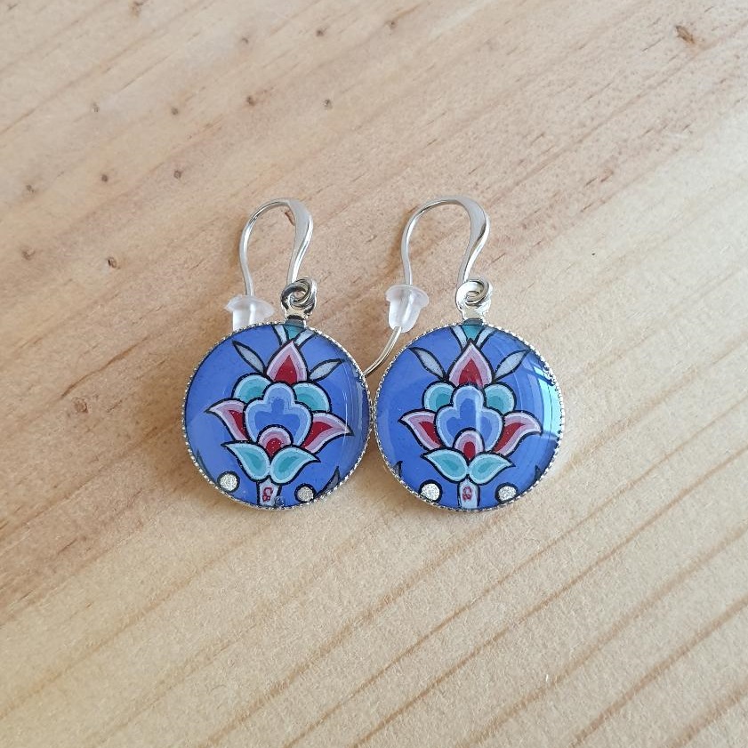 Boucles d'oreille pendantes enluminées fleur sur fond bleu