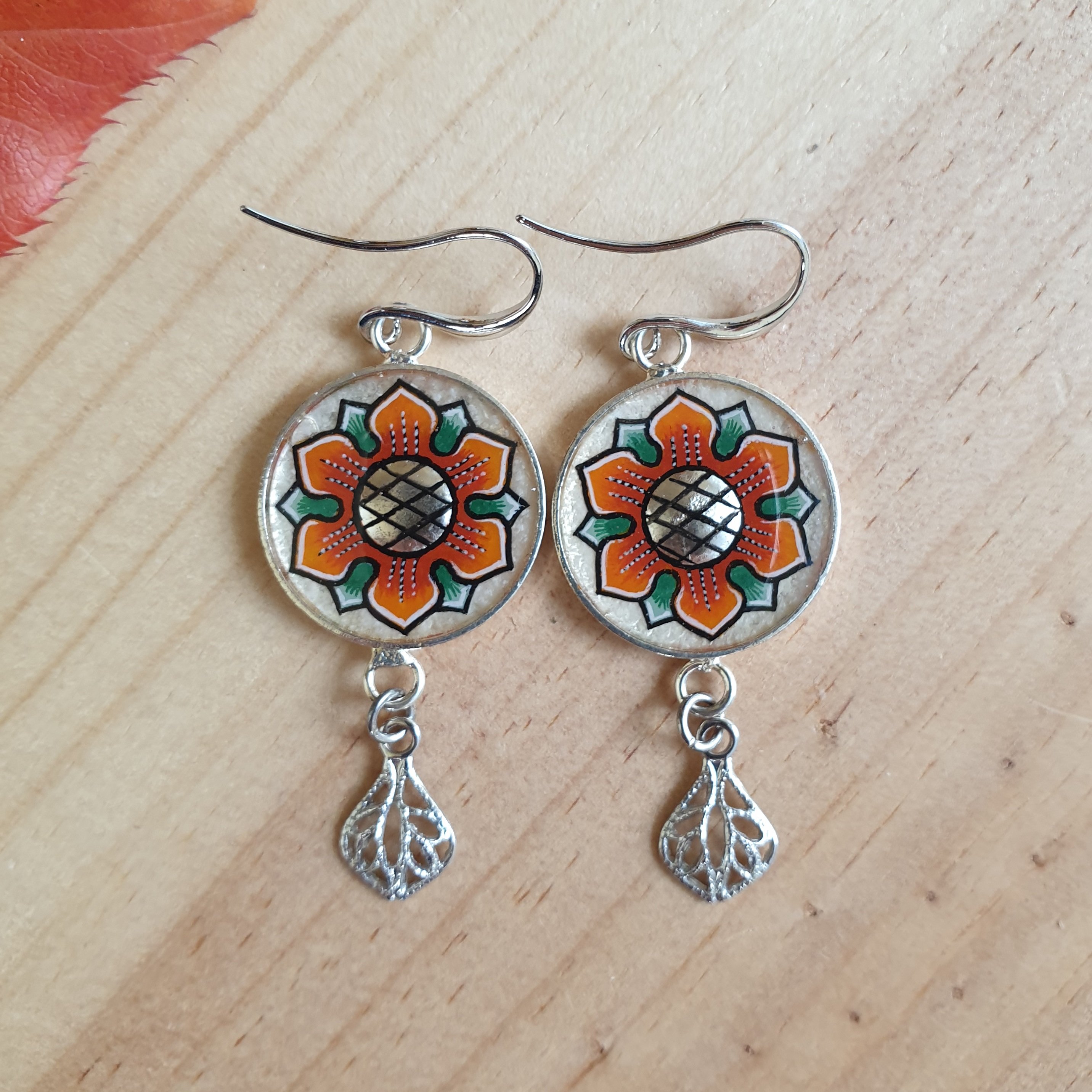 Boucles d'oreille pendantes automnales fleur orangé/or blanc