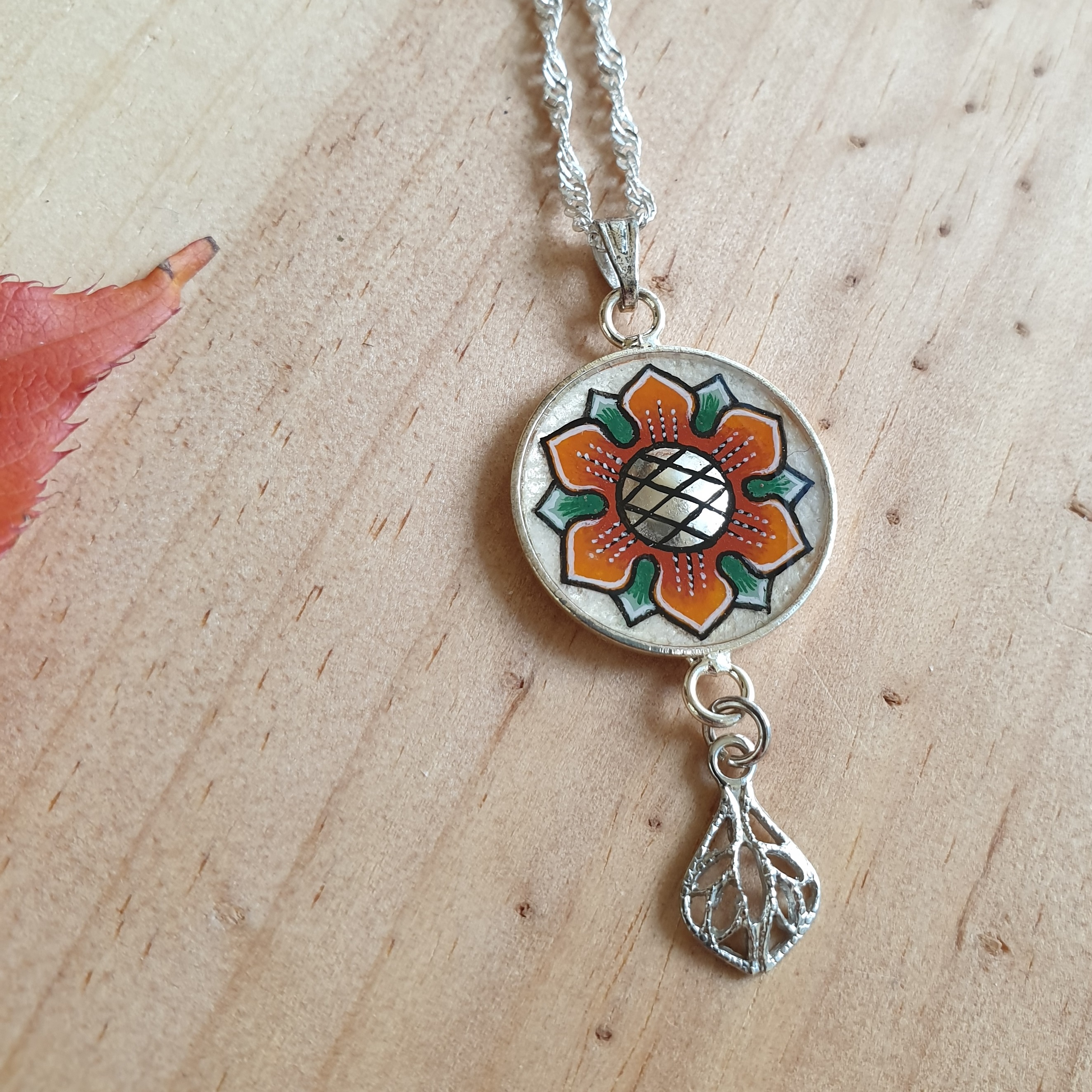 Collier pendentif automnal fleur orangée/or blanc