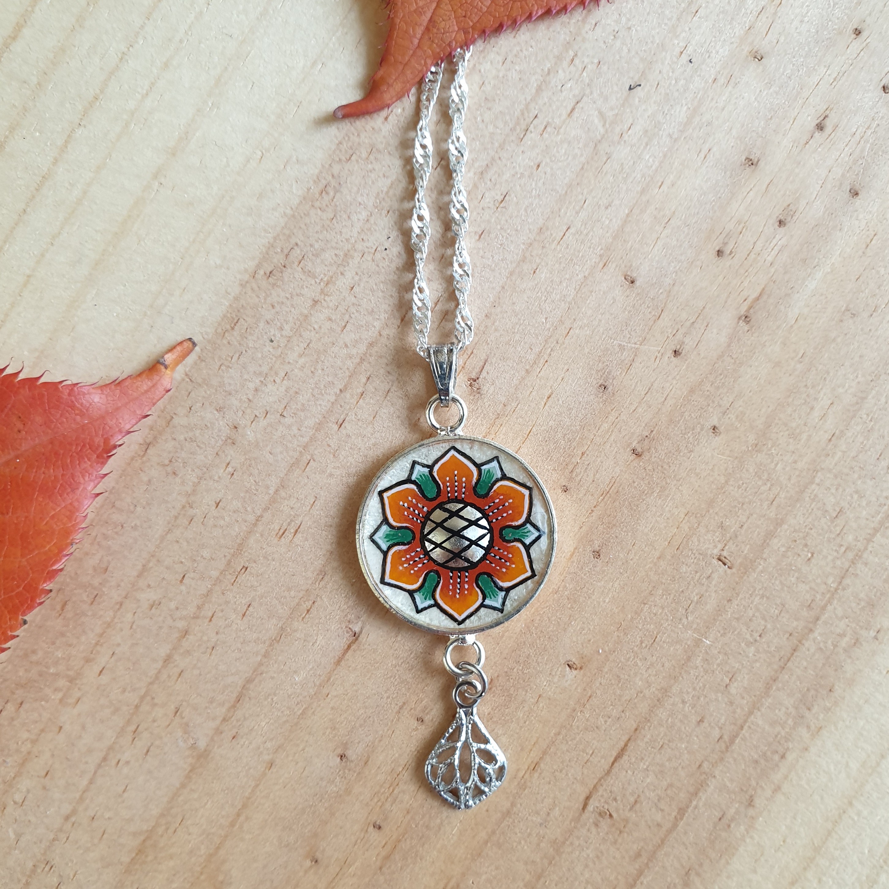 Collier pendentif automnal fleur orangée/or blanc