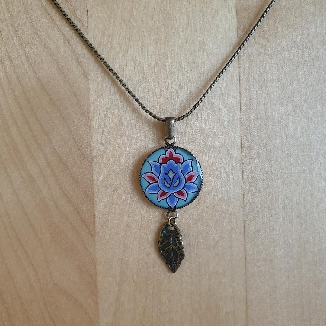 Collier pendentif enluminé fleur vert/bleu/rosé sur chaîne bronze