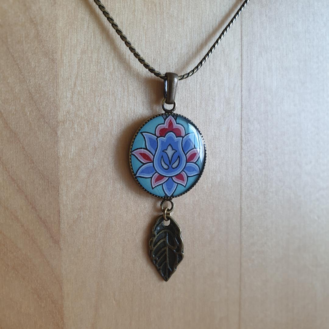 Collier pendentif enluminé fleur vert/bleu/rosé sur chaîne bronze