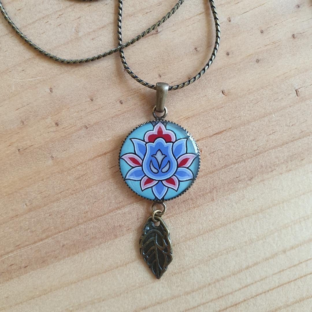 Collier pendentif enluminé fleur vert/bleu/rosé sur chaîne bronze