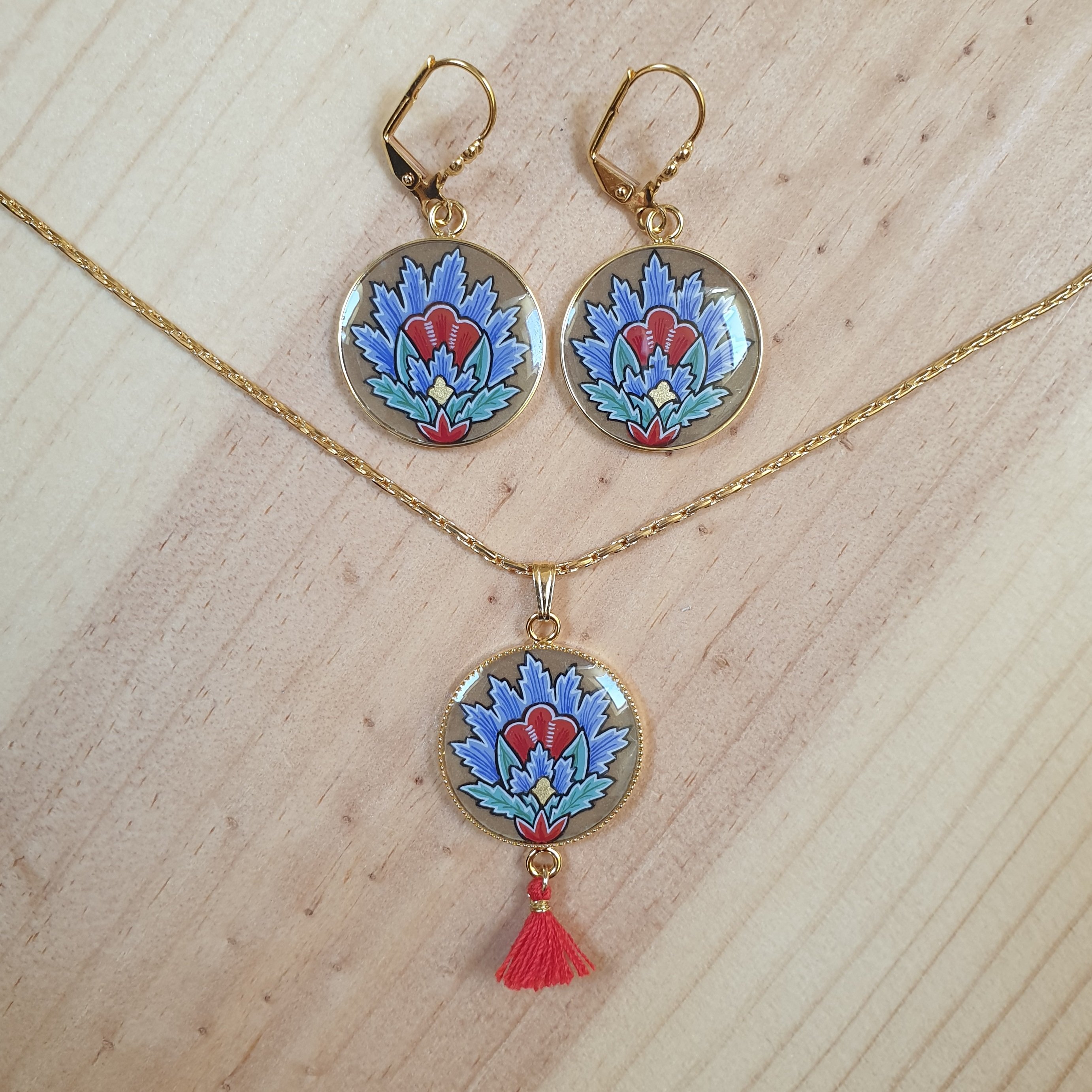 Collier pendentif fleur orientale bleue