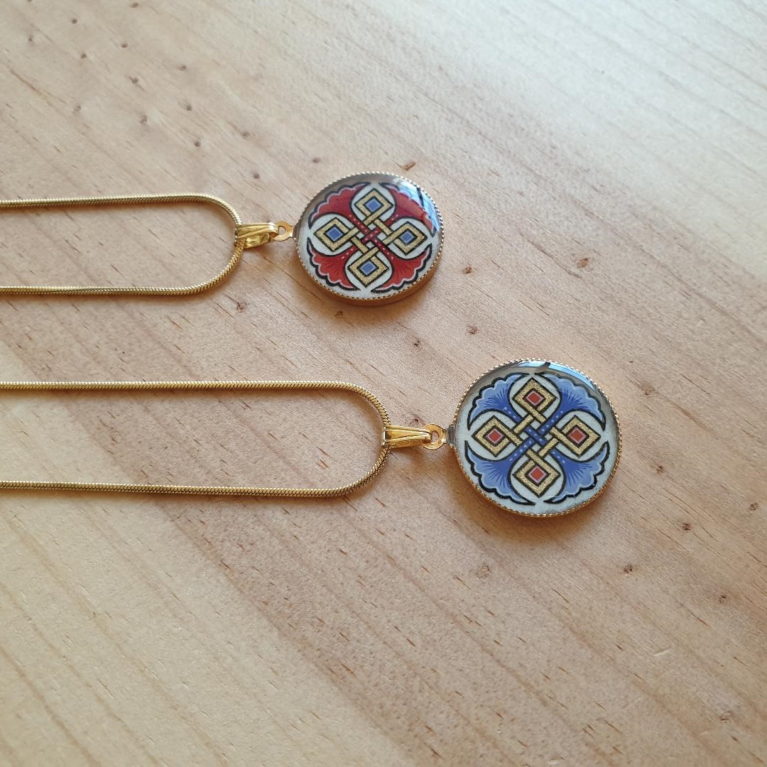 Collier pendentif palmettes bleues ou rouges entrelacs or sur chaîne dorée