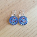 Boucles d'oreille pendantes enluminées fleur sur fond bleu