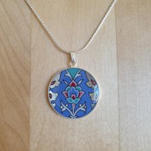Collier pendentif fleur et arabesques sur fond bleu